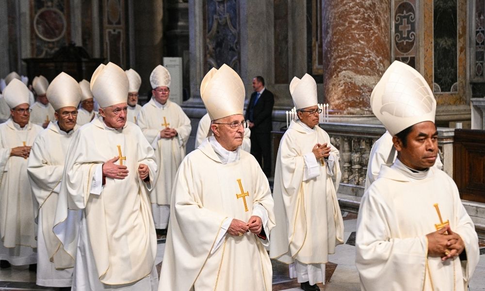 Cardeais celebram última missa antes do conclave para eleição do próximo papa