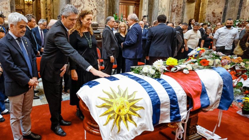 Políticos aliados a Lula vão a velório de Mujica no Uruguai
