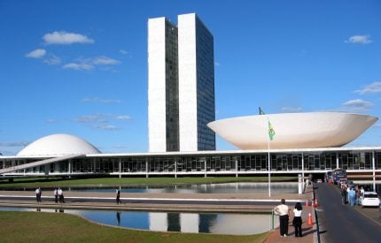 Câmara aprova urgência para projeto que proíbe desconto automático no INSS