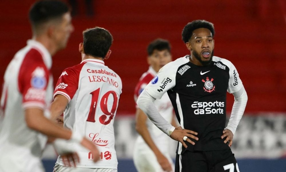 Corinthians perde para o Huracán, dá azar e é eliminado na Sul-Americana