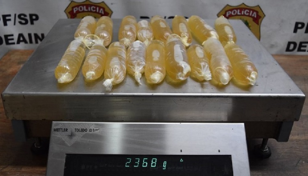 Mulher é presa pela PF com cocaína líquida escondida em preservativos costurados no sutiã