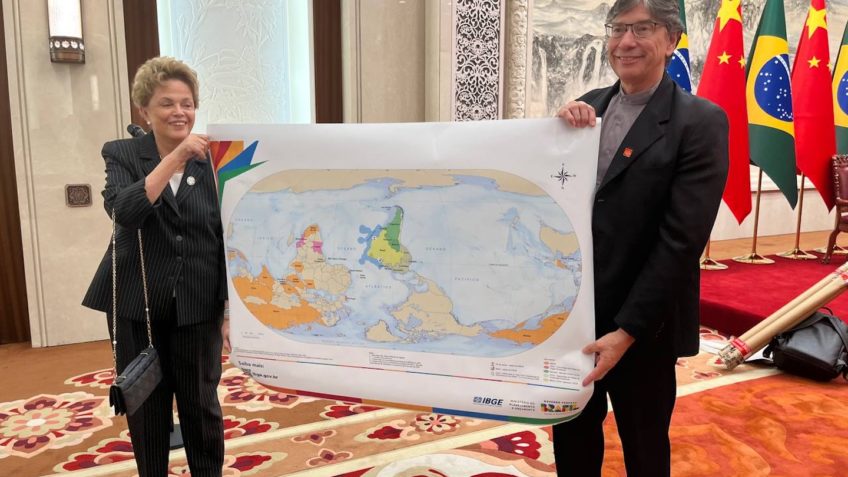 Na china, Dilma exibe novo mapa-múndi do IBGE com Sul no topo