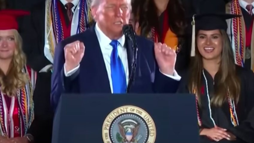 Trump ironiza participação de atletas trans em esportes femininos