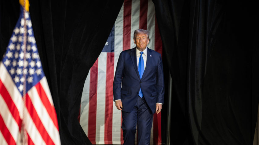 Trump descarta demissão de Powell, mas cobra corte de juros