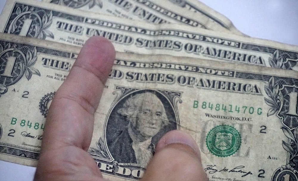Dólar sobe e fecha a R$ 5,689 com anúncio da Opep e indicação de força da economia dos EUA