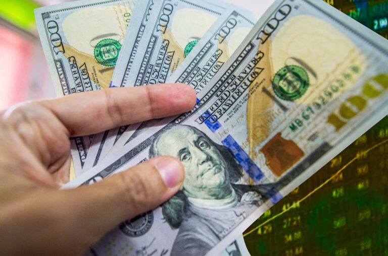 Dólar fecha em alta com aversão ao risco após oito pregões de queda
