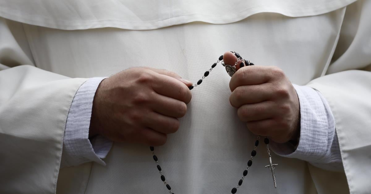 Habemus Papam: fumaça branca sai da Capela Sistina