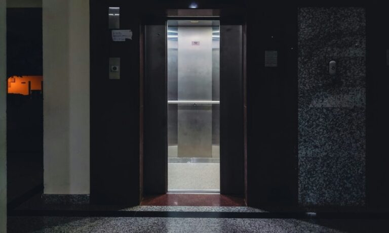 Idosa de 85 anos é encontrada morta em elevador de casa de repouso em SP