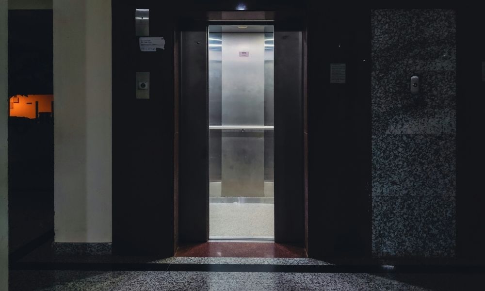 Idosa de 85 anos é encontrada morta em elevador de casa de repouso em SP