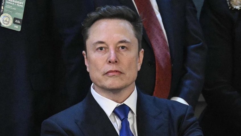 Elon Musk volta à rotina de trabalho 24 horas após falhas no X