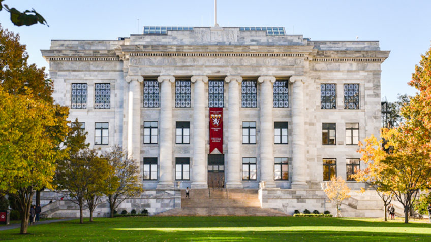 Governo Trump proíbe Harvard de receber estudantes estrangeiros