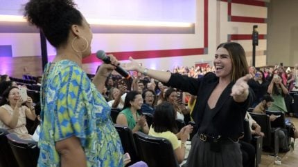 Mulher surpreende Giovanna Antonelli com performance de Alcione em evento