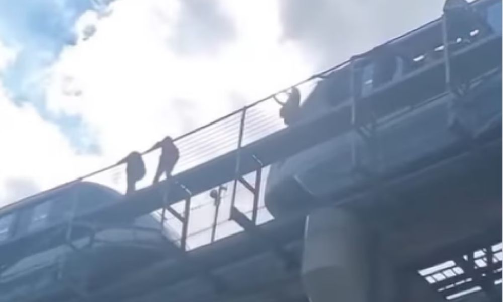 Falha em monotrilho obriga passageiros caminharem por passarela; veja vídeo