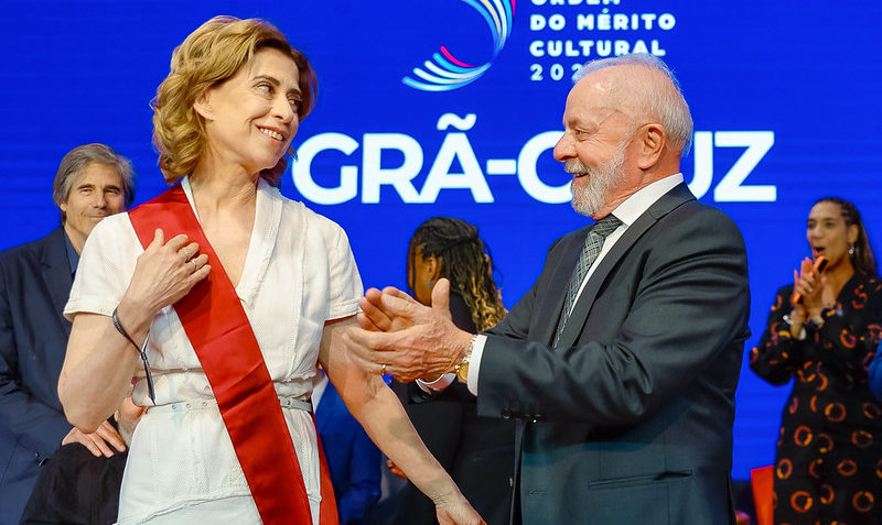 Lula em 2025 repete Sarney de 1986 e homenageia Fernanda Torres