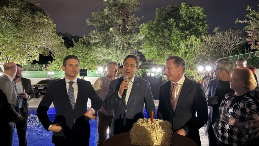 Com parabéns por Motta, festa de Orlando Silva reúne Três Poderes