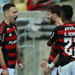 Sob olhares de Ancelotti, Flamengo sofre, mas vence Táchira e vai às oitavas da Libertadores