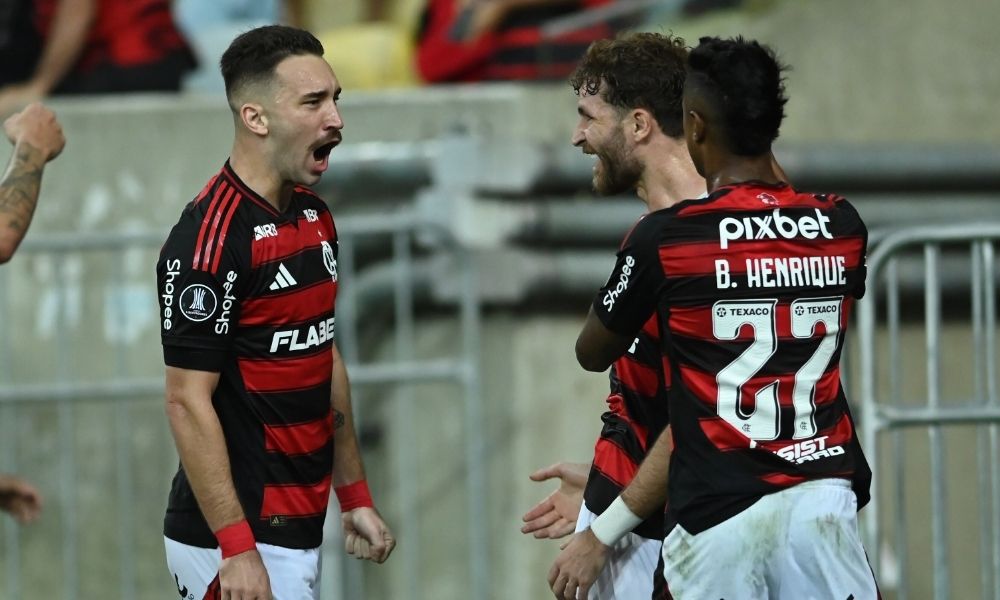 Sob olhares de Ancelotti, Flamengo sofre, mas vence Táchira e vai às oitavas da Libertadores