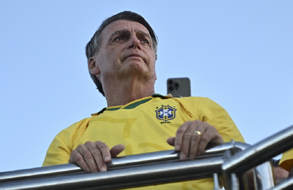 Bolsonaro descumpre ordem médica e sobe em trio elétrico em Brasília para defender que ‘anistia é um ato político’
