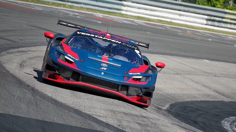 Max Verstappen testa Ferrari GT3 disfarçado na Alemanha