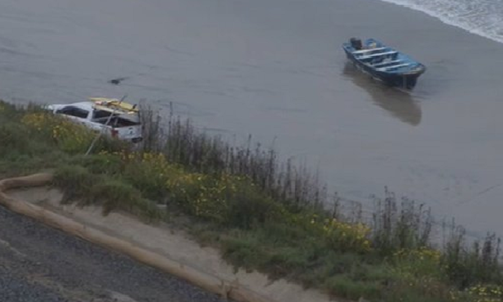 Barco vira na Califórnia e deixa três mortos e nove desaparecidos