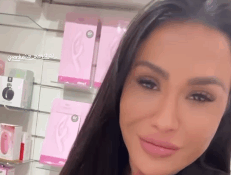 Gracyanne Barbosa visita sex shop e brinca: ‘Me mimei’
