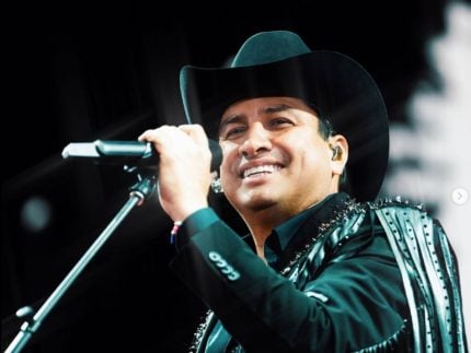 Após ter visto americano revogado, cantor mexicano adia show com ingressos esgotados