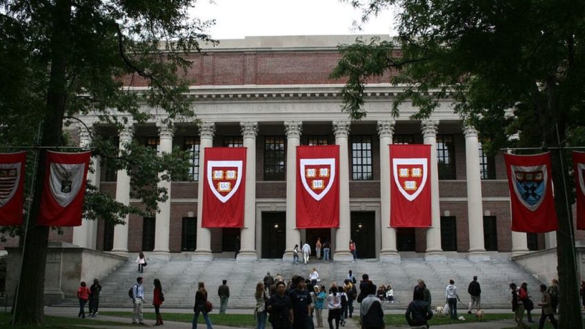 juíza barra veto de Trump a estudantes estrangeiros