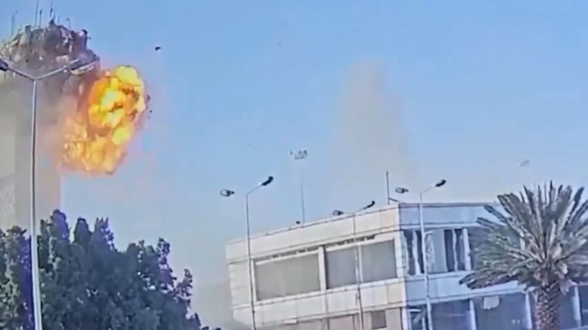 Israel ataca principal aeroporto do Iêmen em retaliação aos houthis