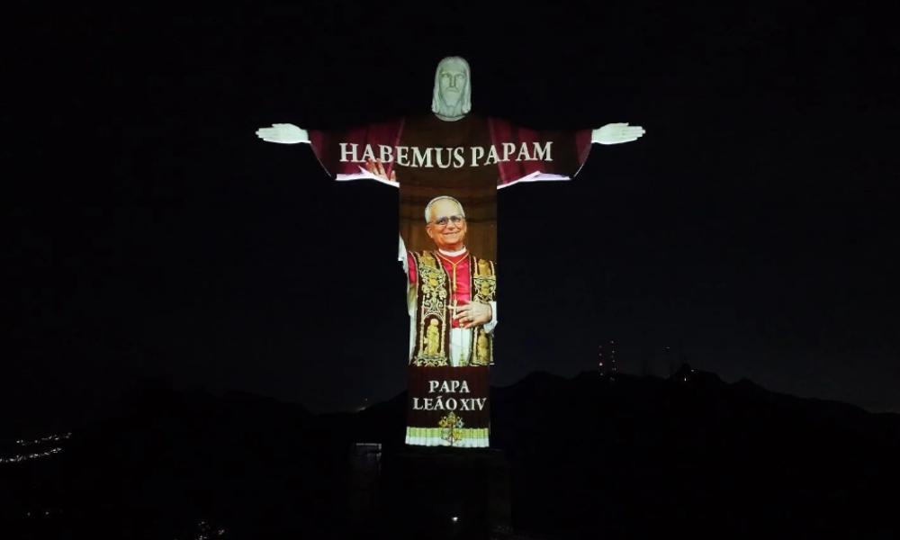 Cristo Redentor homenageia novo papa Leão XIV