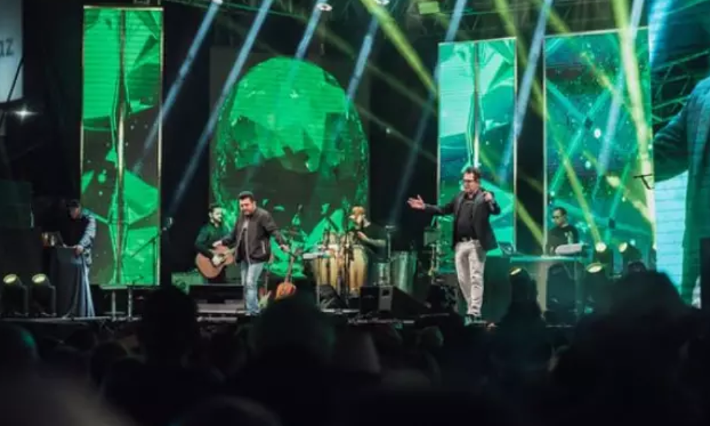 Cantor sertanejo Marrone cai do palco e show é encerrado em Goiânia