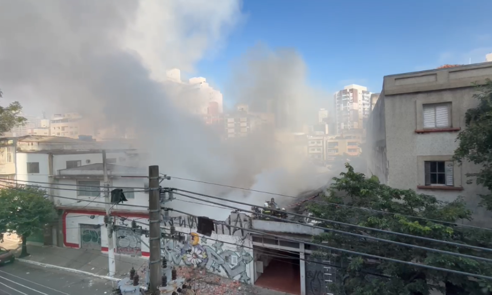 Incêndio atinge galpão no bairro da Liberdade, no Centro de São Paulo