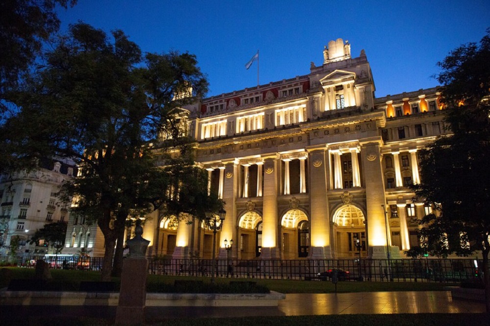 Dezenas de caixas com material nazista são encontradas no porão da Suprema Corte da Argentina
