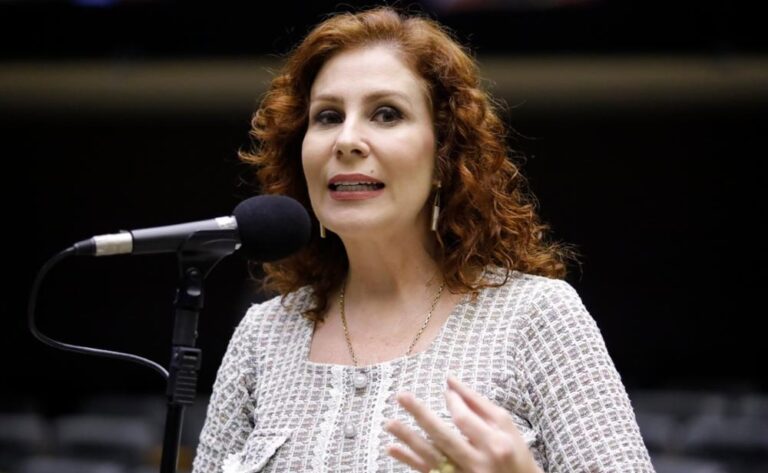 STF tem maioria para condenar Carla Zambelli a 10 anos de prisão e à perda do mandato