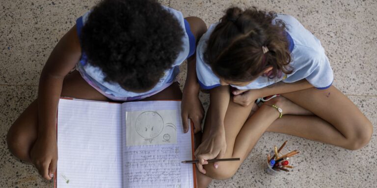 Peça teatral Hora da Saída alerta para riscos do cyberbullying
