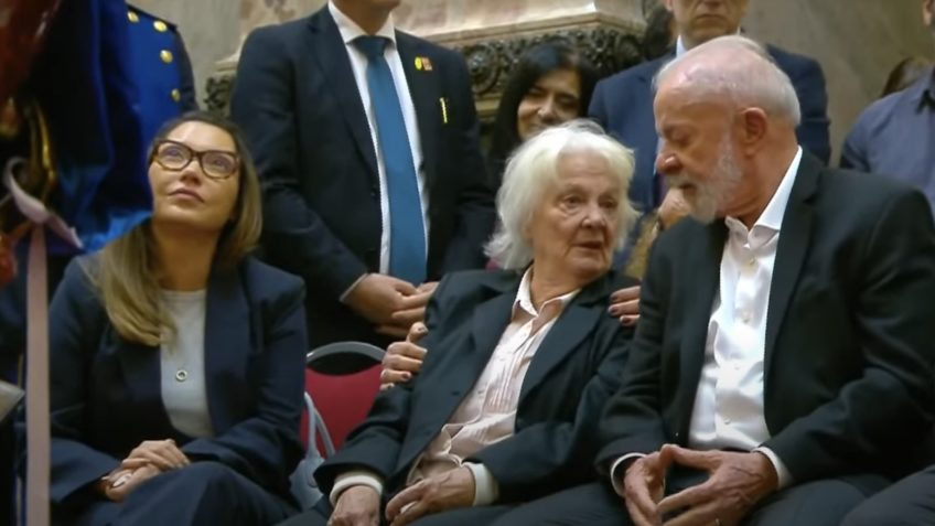 Lula e Janja sentam ao lado da mulher de Mujica em velório