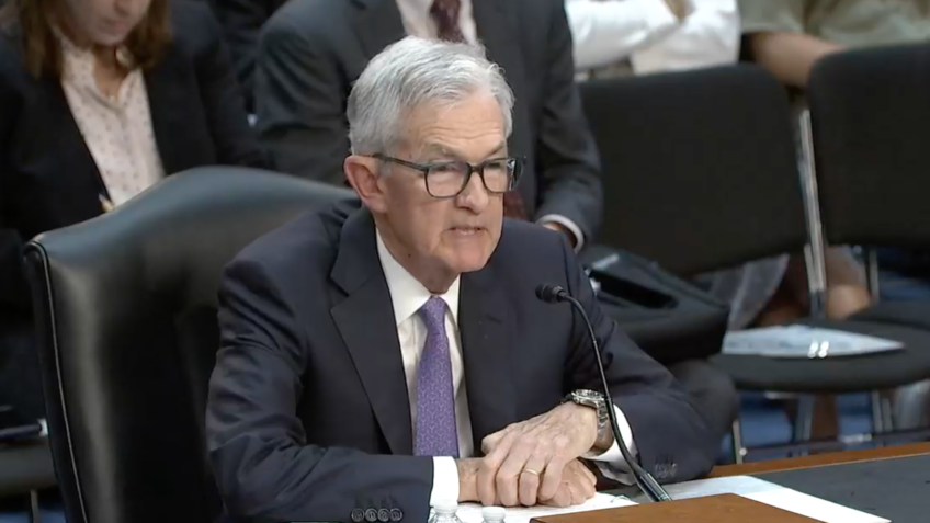 Jerome Powell pede que estudantes defendam a democracia