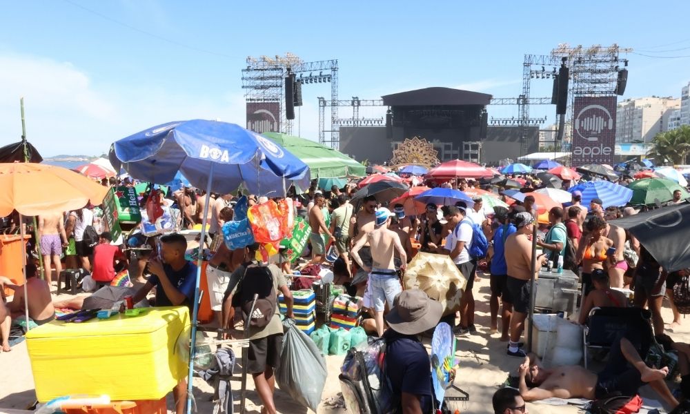 Ambulantes de Copacabana vendem sacos de areia a R$ 25 para fãs de Lady Gaga