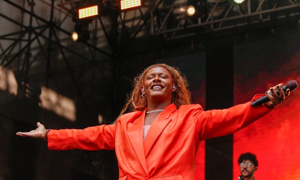 Liniker reúne 120 mil pessoas no Vale do Anhangabaú no maior show da Virada Cultural de 2025