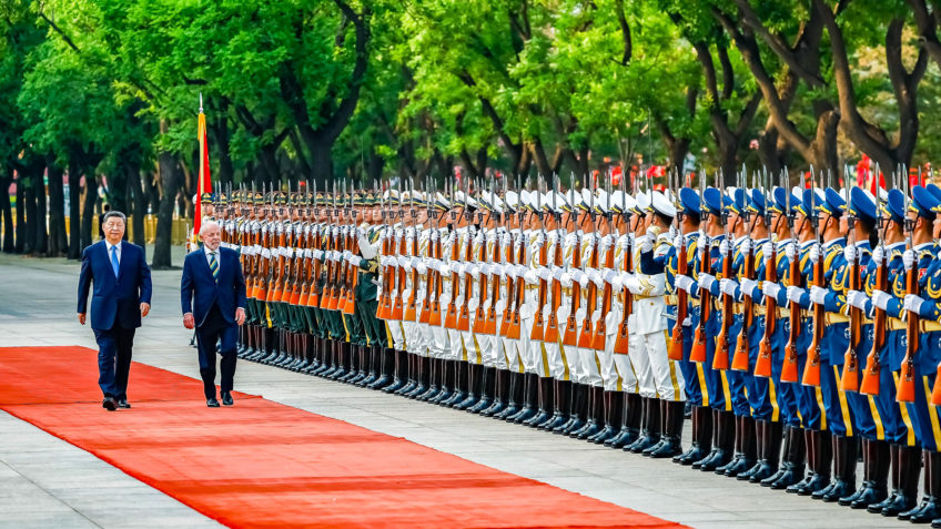 Lula e Xi Jinping caminham ao som de Gilberto Gil: “andar com fé”