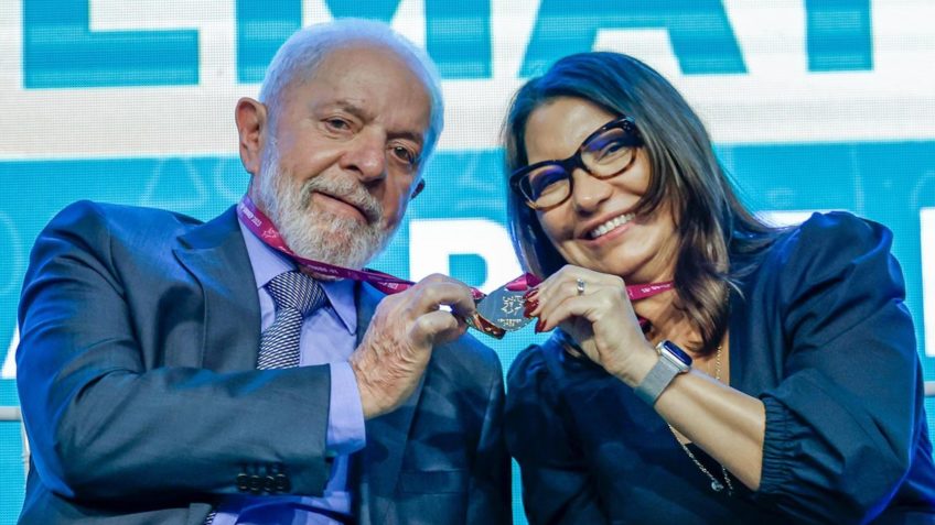 Lula concede a Janja e Xuxa condecoração por mérito cultural