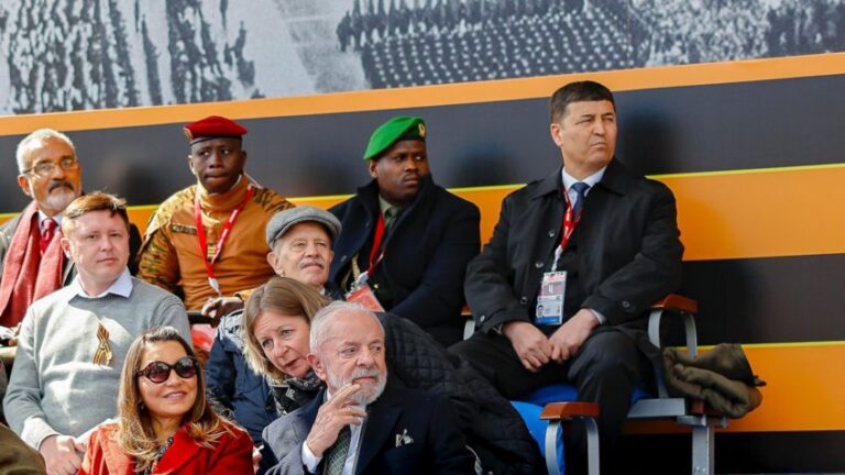 Lula participa de desfile de 80 anos da vitória soviética na 2ª GM
