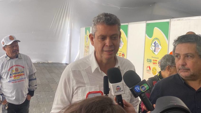 “Não há nada que desabone a conduta de Lupi”, diz ministro