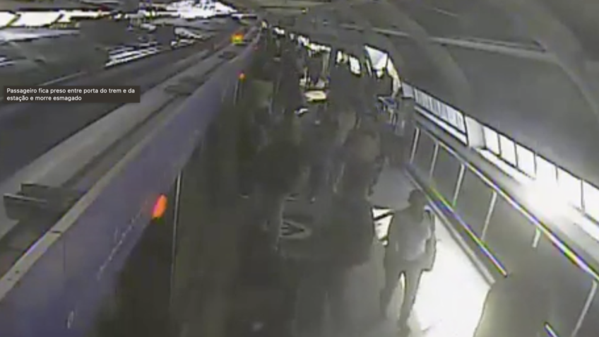 Passageiro morre preso entre portas do metrô de SP