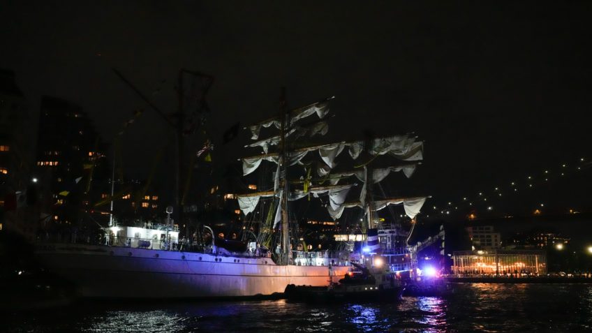 Navio da Marinha do México colide com Ponte do Brooklyn em NY