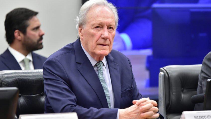 relator critica concentração de poder em Brasília