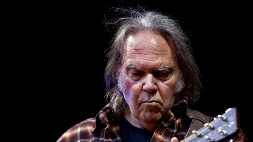 Quem compra carro da Tesla é “fascista”, diz Neil Young