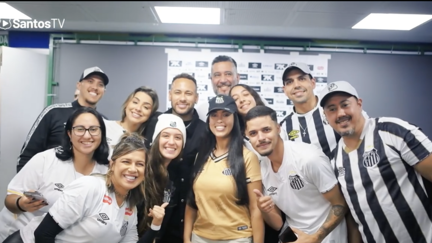 Torcedores do Santos conhecem Neymar em ação surpresa no Allianz Parque