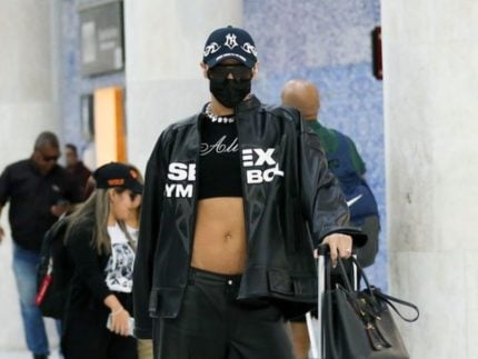 Às vésperas do show de Lady Gaga, Pabllo Vittar desembarca disfarçada no Rio