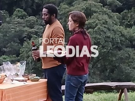 Adriana Esteves surge de visual repaginado em gravação da série “Os Outros”