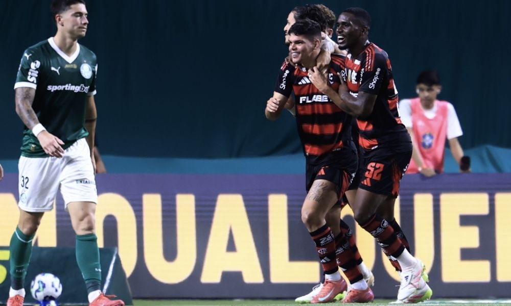 Flamengo derrota Palmeiras no Allianz e cola no topo do Brasileiro